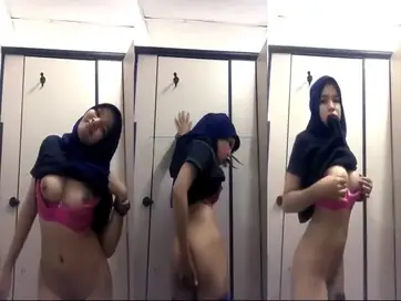 Bokep Hijab ABG Sange Colmek di Toilet Mall Viral poster