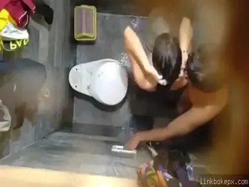 Bokep Indo Ngentot Berdiri Pasangan Sambil Mandi poster