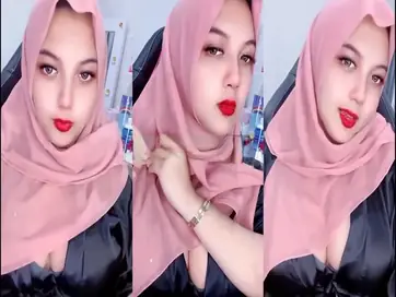 Bokep Jilbab Hijabers Belahan Payudara Montok Live poster