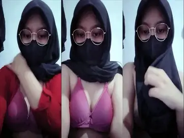 Bokep Jilbab Kacamata Toge Live Barbar WOT Hot poster
