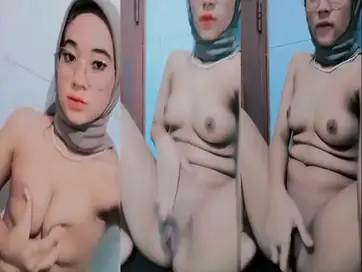 Bokep Tante Hijab Merah Ngentot Nikmat poster